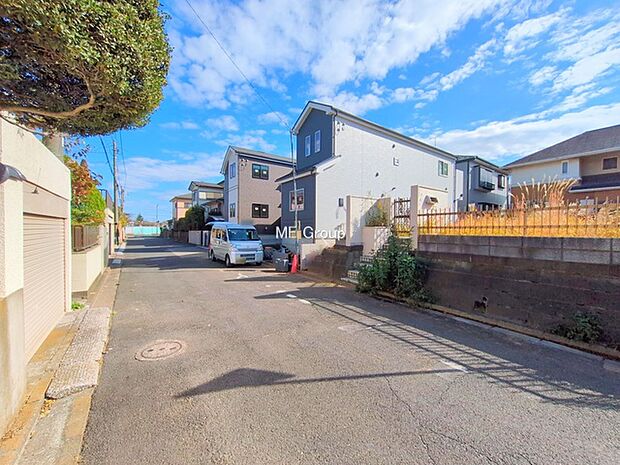 〜Exterior〜 前面道路:北西 6m 公道 前面道路は閑静な住宅地をはしる車通りの少ない道路。駐車の出し入れもらくらくです!ご不明点・現地見学のご希望は、お気軽にお問い合わせください!