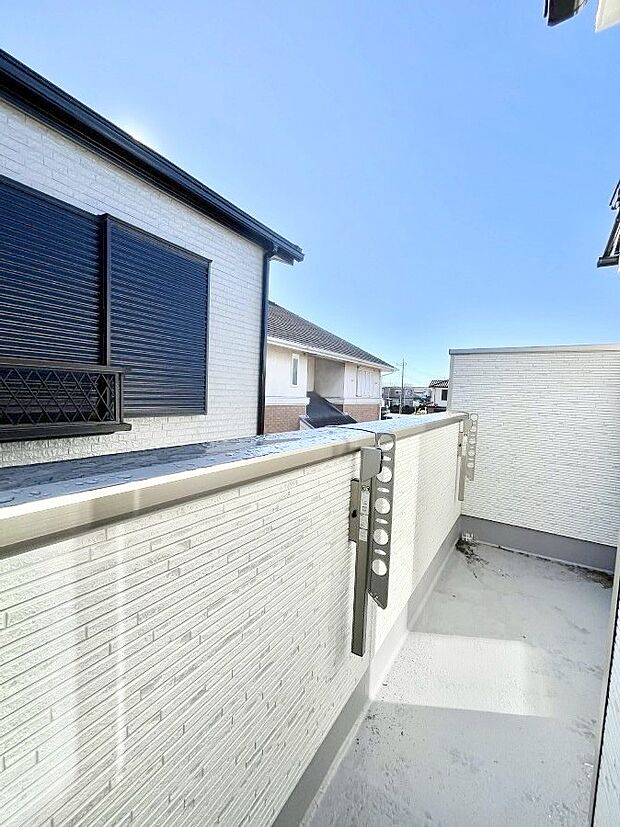 ◆A号棟◆〜Balcony〜  バルコニーは温かい陽がさしこみ、お布団や洗濯物を気持ちよく干すことができます。使いやすく開放的なバルコニーです♪陽ざしがたっぷり降り注ぐ、バルコニー付き住まい。  