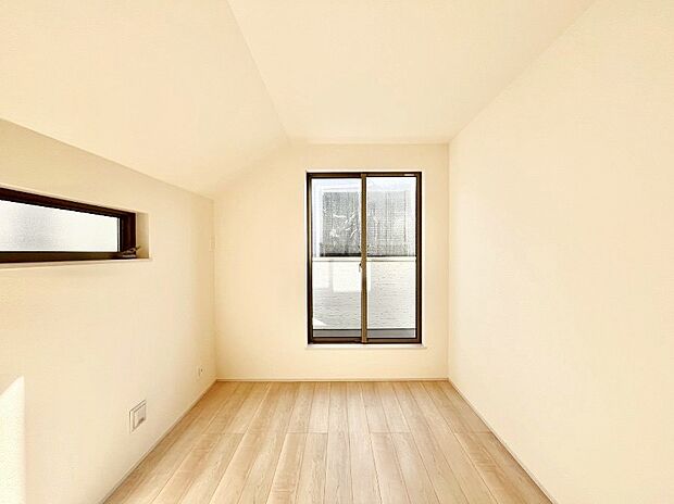 ◆A号棟◆〜Bed Room〜　木の温もりがやさしいフローリングは安らぎをもたらすプライベート空間。明るめのフローリングですので、壁紙ともマッチし、お部屋を更に広く見せてくれる効果も。