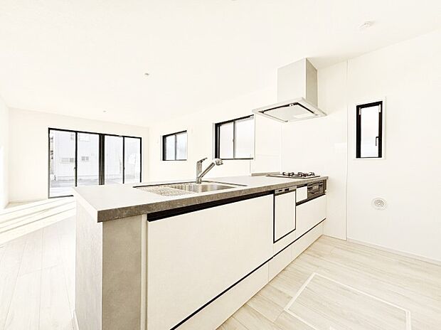 ◆2号棟◆〜Kitchen〜リビングが見渡せるカウンターキッチン。料理をしながら家族とコミュニケーションをとれるだけでなく、大きな開放感も得ることができます。  お子様の成長も感じることができますね！