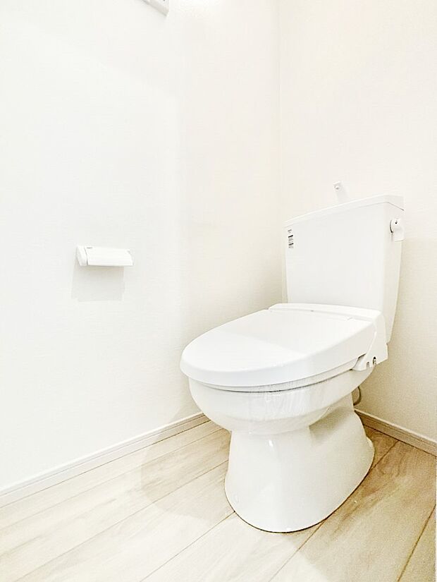 ◆2号棟◆~Toilet~ 綺麗・スッキリ・快適なウォシュレット付トイレでくつろげる空間です。トイレは毎日使わざるを得ないもの。いつも清潔を保ちたいですね。トイレが2ヶ所あるので朝の混雑時に便利です!