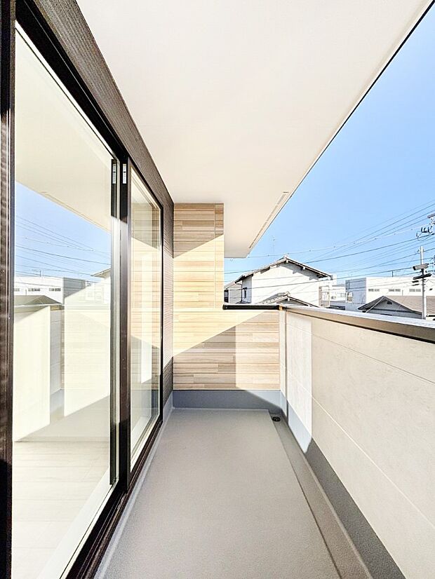 ◆2号棟◆~Balcony~ 大きな空に囲まれた気持ちのいい家。 バルコニーを覗くだけで圧倒的な開放感に包まれます。 バルコニーは陽がさしこみお布団や洗濯物を気持ちよく干すことができます。