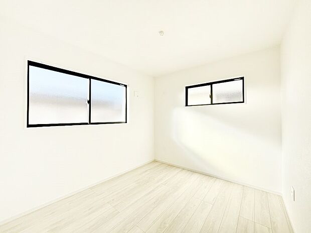 ◆2号棟◆~Bed Room~ 「今日も一日お疲れ様」とご夫婦でゆったりくつろげる寝室。 毎日の家事やお仕事に疲れた日はフカフカのベットで癒されてください。テレビや本棚をおいても快適な広さが自慢♪