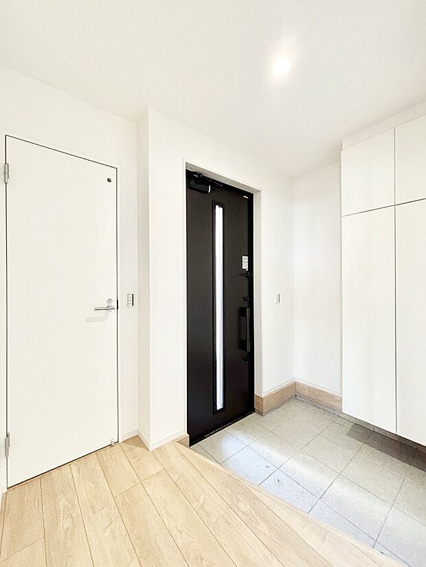 ガラススリットの入った玄関ドアが室内に光を届けてくれます