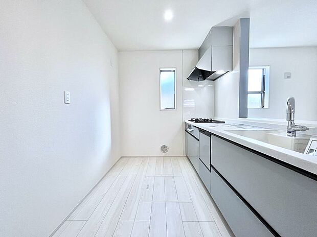 ◆3号棟◆～Kitchen～　自然光が入る窓のあるキッチン☆毎日使う場所だからこそ、使い勝手を考慮しました。ゆったりとしたキッチンコーナーは質感豊かな仕上がりとなっております。