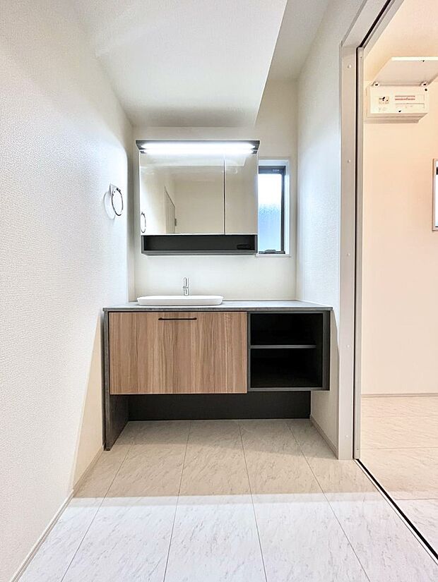 大きく見やすい二面鏡で清潔感ある洗面台は、身だしなみチェックや肌のお手入れにおすすめです。