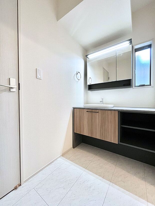 清潔感のある快適空間です。毎日の身支度も気持ち良くお使い頂けます。 