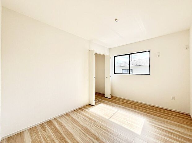 窓からのやさしい光が心地よいプライベートルーム