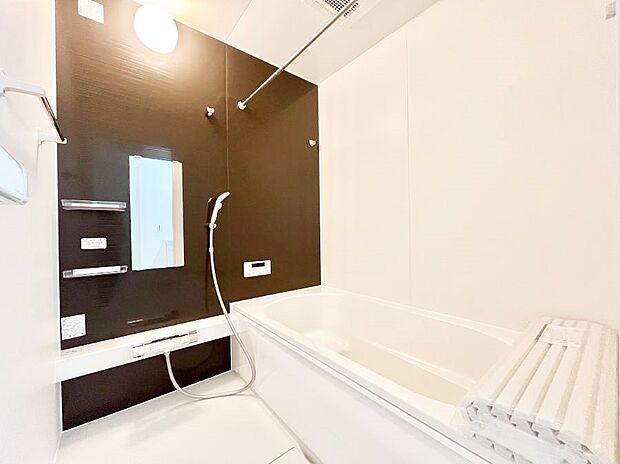 一日の疲れを癒してくれる明るい清潔感のあるバスルーム