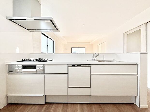 ◆4号棟◆〜Kitchen〜　会話が弾むリビング、料理が愉しくなるキッチン。家は、ただ生活する場ではなく、暮らしを愉しく、快適にする場所。笑顔の毎日、安らぎの日々のために、最新の設備・仕様を採用。