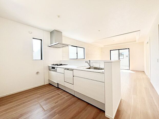 ◆4号棟◆~Kitchen~ 「さぁ今日は何を作ろう」こんなキッチンなら思いっきり料理ができちゃいます。キッチンからはリビングが一望できます。家族がつながるお家がここにございます。