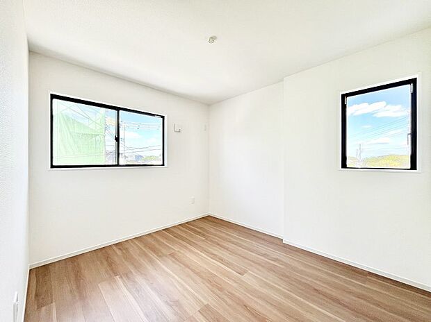 ◆4号棟◆~Bed Room~ 2面採光を確保した明るい室内は、風通しも良く、大変居心地の良い空間となっております。爽やかな風を感じて起きる朝は、快適生活の始まりに!日当たりや通風がとても良い住まい♪