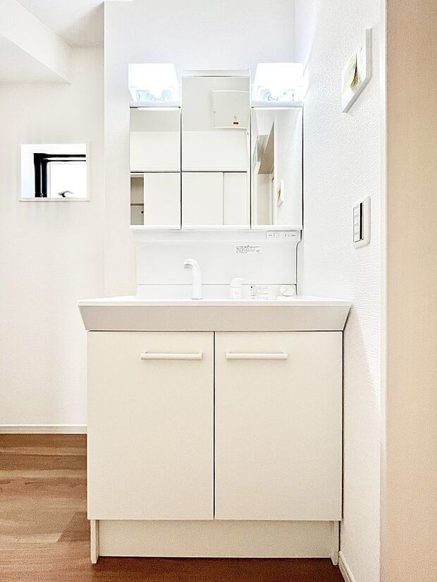 ◆4号棟◆~Dressing Room~ 暗くなりがちな洗面所も窓があると採光と換気が可能なので気持ちよくお使い頂けます。三面鏡タイプの洗面台は鏡裏収納で散らかりがちな洗面所もスッキリ♪