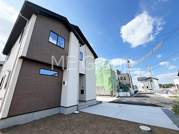 〜Exterior〜　前面道路：北西 6m 公道　前面道路は閑静な住宅地をはしる車通りの少ない道路。駐車の出し入れもらくらくです！ご不明点・現地見学のご希望は、お気軽にお問い合わせください！