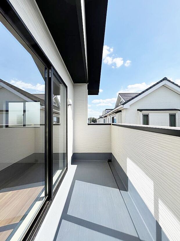 ◆4号棟◆~Balcony~ 南向きのバルコニーの前には雲以外に太陽を遮るものがありません。お洗濯物も乾きやすく、何より明るく気持ちのいい光が入ってきます。家族全員分の洗濯物も一気に干せます。