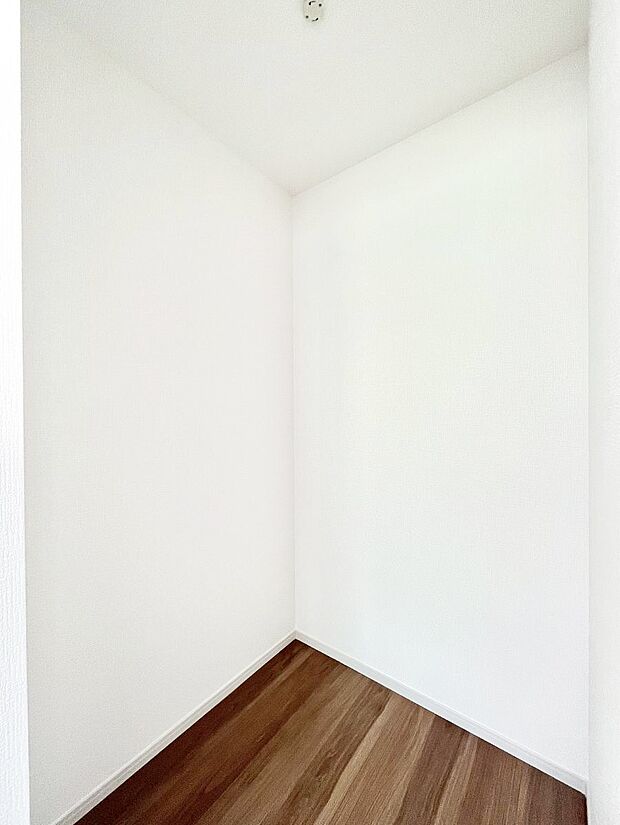 ◆4号棟◆〜Walk-in Closet〜　たくさんの洋服をかけてもシワになりにくいウォークインクローゼット。洋服以外にも、普段使わない家電やスーツケース、ストック品など何でも片付く嬉しい空間です。