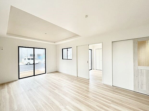 自然光が取り込まれ、家族団らんの場所を明るく演出