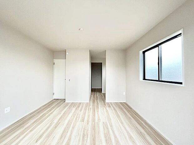 ウォークインクローゼットがあるお部屋。季節ごとの入れ替えも不要で便利です。