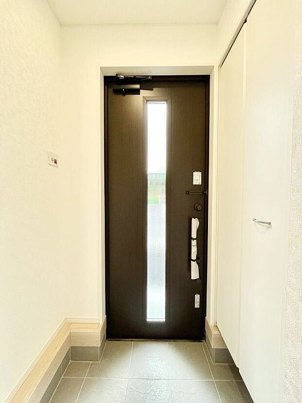 ◆5号棟◆〜Entrance〜 家の中でお客様を迎える最初の場所である玄関は、家の印象そのものです!豊富な玄関収納で、常に綺麗に保つことが出来ます♪玄関にはたっぷり収納の下駄箱を完備!