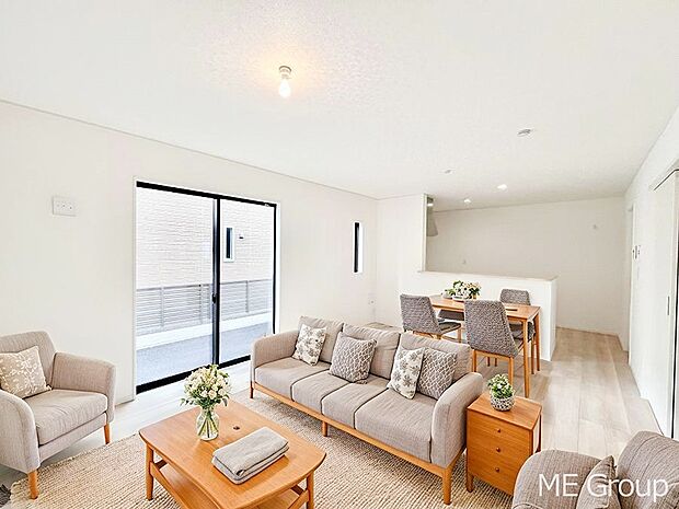 ◆5号棟◆〜Living〜 家族の食事や団らんのほか、子どもを遊ばせたり、友人を招いたりするLDKは住まいの中心。長時間過ごす場所だから、その空間は住まい全体の居心地を左右します。 ※家具はCGです