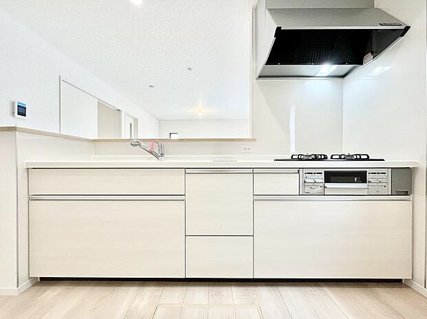 ◆5号棟◆〜Kitchen〜 広くて使いやすいキッチンなら家族でいっしょに料理をつくったり、後片付けも手間なくできちゃいます♪収納もたっぷりあるので、いつもすっきりと清潔な印象を保てます。