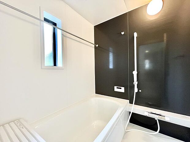◆5号棟◆〜Bath Room〜 窓付きのバスルームは、採光もあり明るく気持ちの良い空間です。窓があることで、換気環境も良好。ゆったり寛げるバスルームで、毎日のバスタイムが楽しみになりそうです。