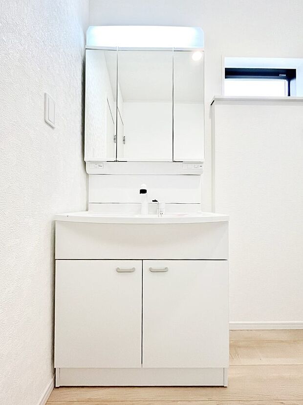 ◆5号棟◆〜Dressing Room〜 暗くなりがちな洗面所も窓があると採光と換気が可能なので気持ちよくお使い頂けます。三面鏡タイプの洗面台は鏡裏収納で散らかりがちな洗面所もスッキリ♪