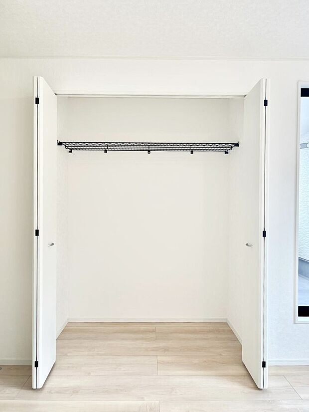 ◆5号棟◆洋室のクローゼット。奥行きがあるので厚手の衣類もすっきり収まります。