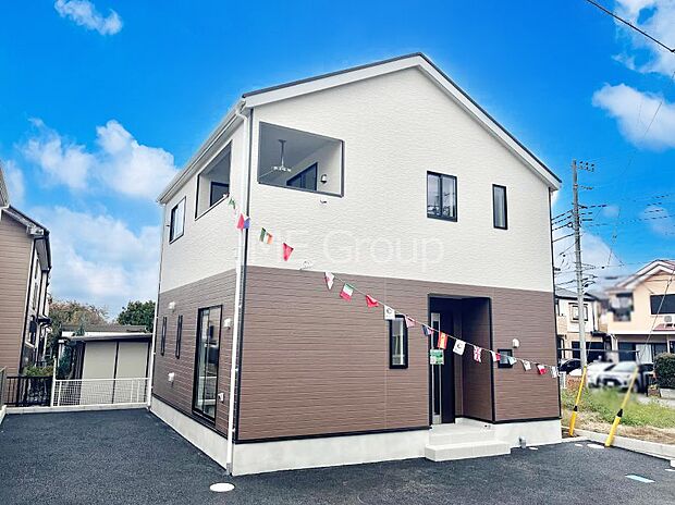 ◆5号棟◆〜Exterior〜 堂々たる趣ながら、主張し過ぎずどこか余裕を感じさせるシャープなフォルムで佇む邸宅は、晴天の空と照らし合わせる事で、本来あるべき完成形の姿を見せてくれます。