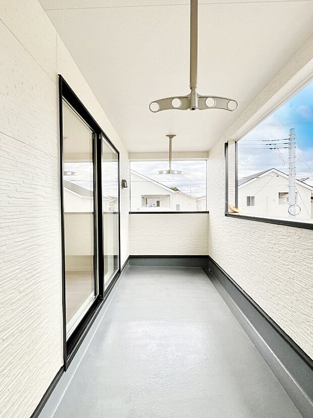 ◆5号棟◆〜Balcony〜 バルコニーは温かい陽がさしこみ、お布団や洗濯物を気持ちよく干すことができます。 使いやすく開放的なバルコニーです♪陽ざしがたっぷり降り注ぐ、バルコニー付き住まい。