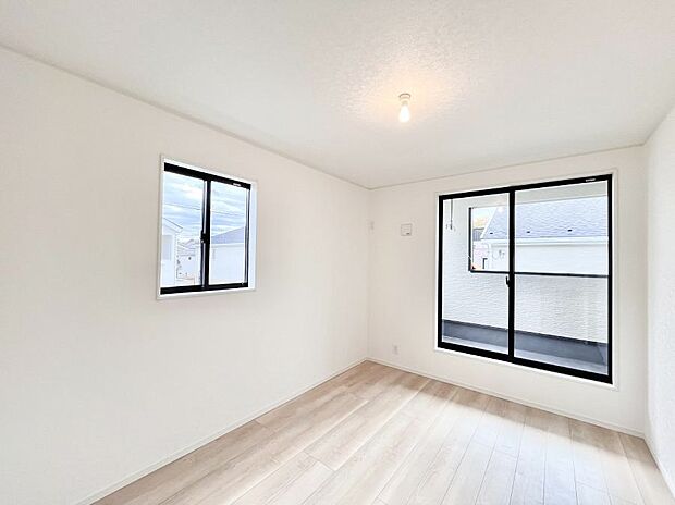 ◆5号棟◆〜Bed Room〜 2面採光を確保した明るい室内は、風通しも良く、大変居心地の良い空間となっております。爽やかな風を感じて起きる朝は、快適生活の始まりに!日当たりや通風がとても良い住まい♪