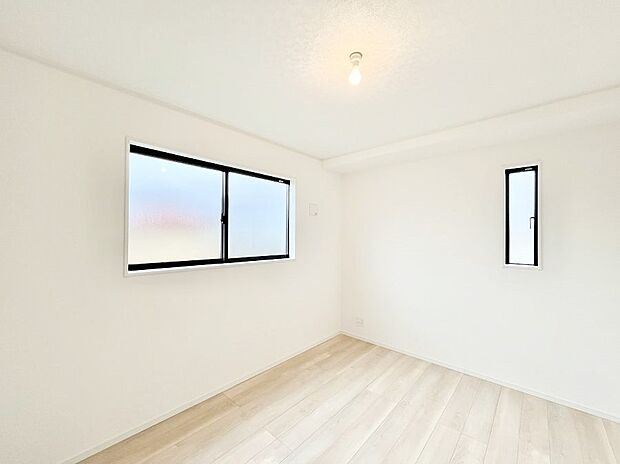 ◆5号棟◆〜Bed Room〜 木の温もりがやさしいフローリングは安らぎをもたらすプライベート空間。明るめのフローリングですので、壁紙ともマッチし、お部屋を更に広く見せてくれる効果も。