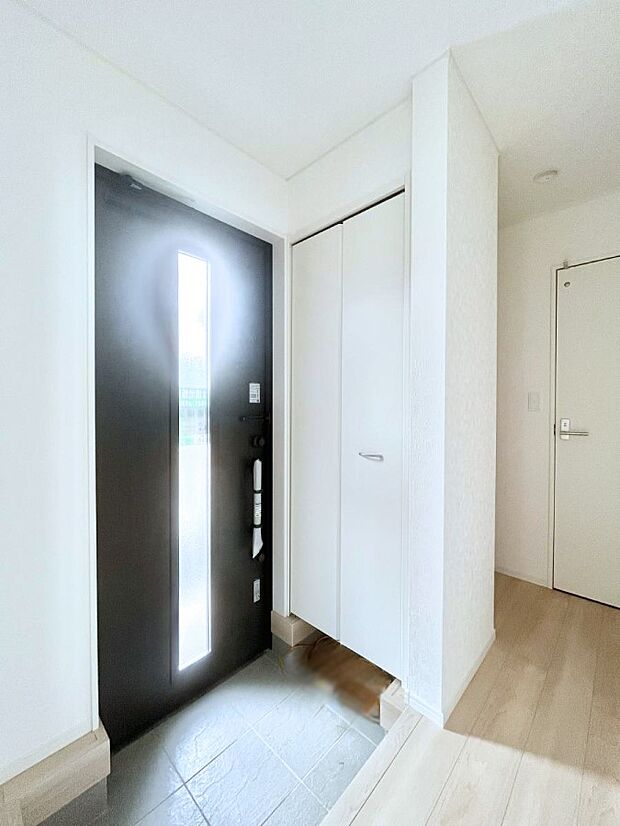 ◆2号棟◆〜Entrance〜 家の中でお客様を迎える最初の場所である玄関は、家の印象そのものです!豊富な玄関収納で、常に綺麗に保つことが出来ます♪玄関にはたっぷり収納の下駄箱を完備!
