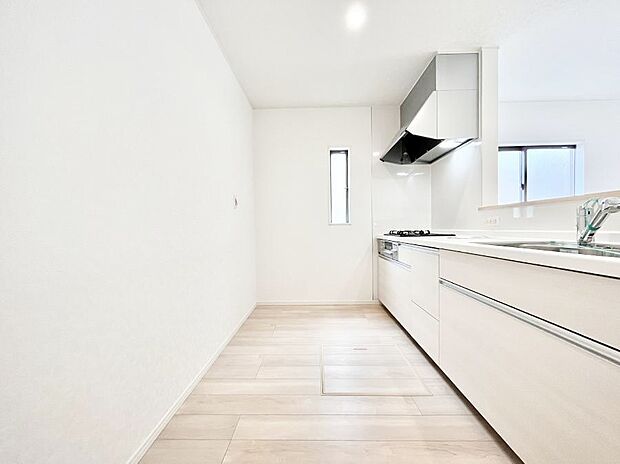 ◆2号棟◆〜Kitchen〜 自然光が入る窓のあるキッチン☆毎日使う場所だからこそ、使い勝手を考慮しました。ゆったりとしたキッチンコーナーは質感豊かな仕上がりとなっております。