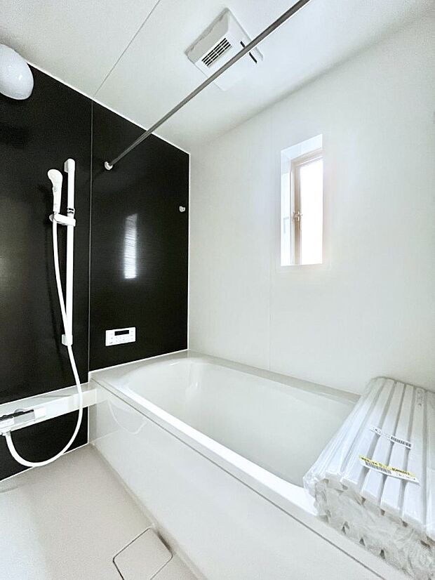 ◆2号棟◆〜Bath Room〜 窓付きのバスルームは、採光もあり明るく気持ちの良い空間です。窓があることで、換気環境も良好。ゆったり寛げるバスルームで、毎日のバスタイムが楽しみになりそうです。