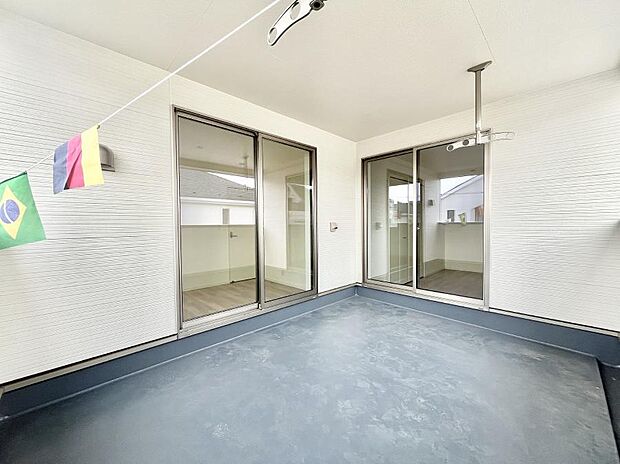 ◆2号棟◆〜Balcony〜　インナーバルコニーは洗濯物を干すスペースとして急な雨で洗濯物が濡れてしまうのを防いでくれます◎チェアでくつろいだり、夏には周りを気にせずビニールプールが楽しめますね♪