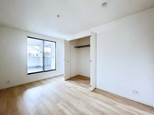 ◆2号棟◆〜Bed Room〜 全居室には収納クローゼットを完備!普段使いのお洋服や小物はもちろん、季節物のお洋服などもしっかりと整理整頓おしまい頂けます。 居室空間を広く使用できますね。