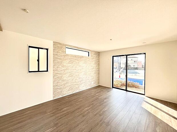 大きな窓からたっぷりの陽光と風を感じられるリビング