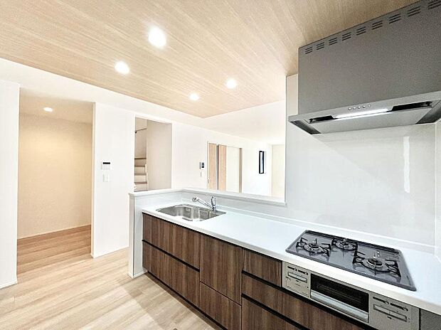 料理をしながらでもご家族との会話を楽しめる対面キッチン