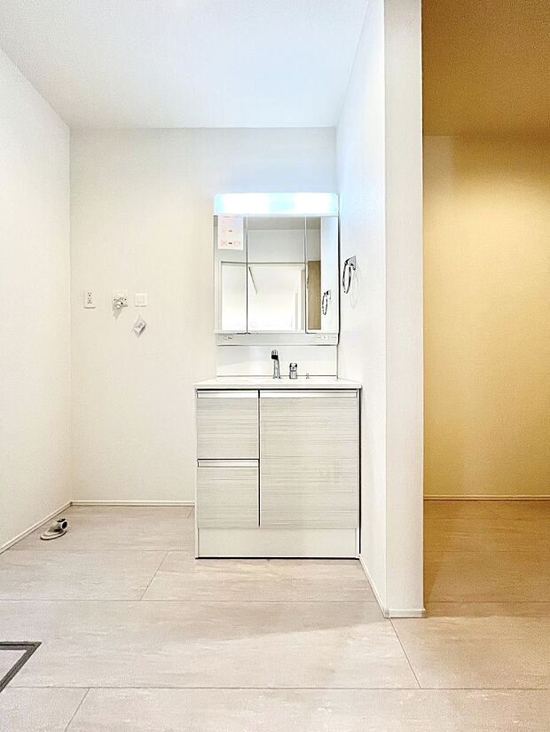 大きく見やすい三面鏡で清潔感ある洗面台は、身だしなみチェックや肌のお手入れにおすすめです。 