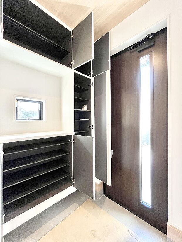 たっぷり収納できるシューズボックスで家族全員の靴も、玄関すっきり。  