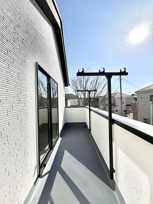 暖かな陽光が降り注ぐバルコニーはお洗濯におすすめ。爽やかな風も心地よいです。 