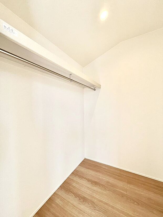 ウォークインクローゼット付きで生活空間を広く利用できます。