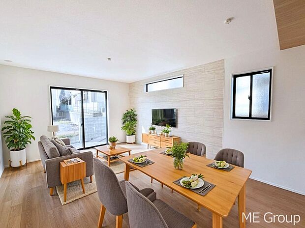 ご家族の賑やかな話し声で包まれる明るいリビング ※家具はCGです