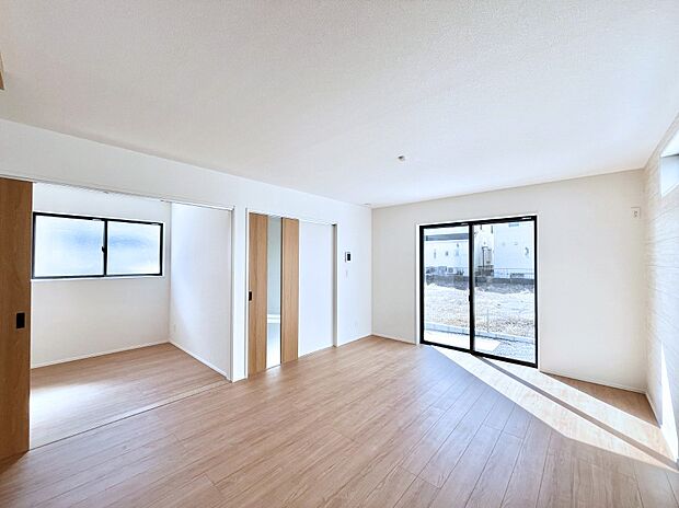 大きな窓からたっぷりの陽光と風を感じられるリビング