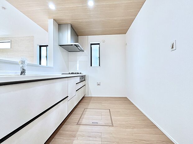 爽やかな風が通り抜けるキッチン。窓があるので明るく換気にも役立ちます。