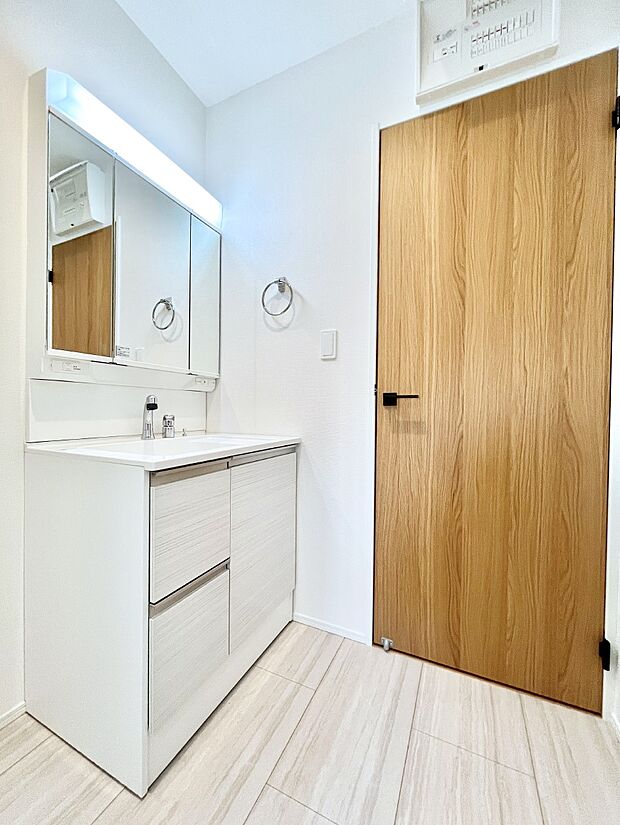 清潔感のある快適空間です。毎日の身支度も気持ち良くお使い頂けます。