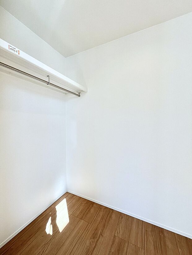 ウォークインクローゼット付きで生活空間を広く利用できます。