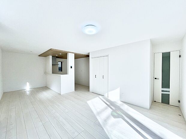 家族団らんの時間も増えそうなくつろぎのリビングダイニング。