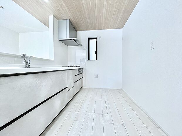 爽やかな風が通り抜けるキッチン。窓があるので明るく換気にも役立ちます。